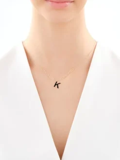 Złoty naszyjnik z emalią, ankier - litera K