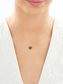 Złoty naszyjnik z onyksem syntetycznym - kwiaty