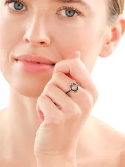 Złoty pierścionek z cyrkoniami