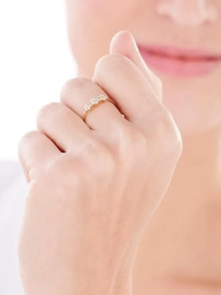 Złoty pierścionek z cyrkoniami - kwiaty