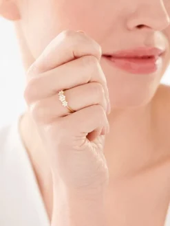 Złoty pierścionek z cyrkoniami - kwiaty