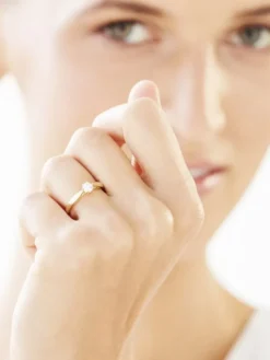 Złoty pierścionek z cyrkonią