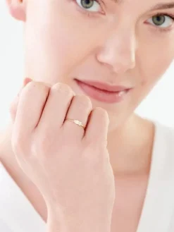 Złoty pierścionek z cyrkoniami