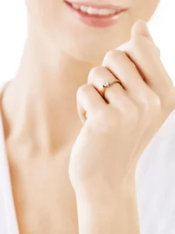 Złoty pierścionek z cyrkonią