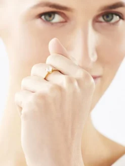 Złoty pierścionek z cyrkoniami