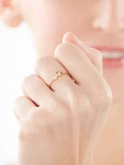 Złoty pierścionek z cyrkoniami - serca