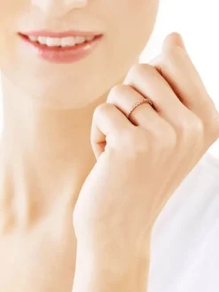 Złoty pierścionek z cyrkoniami