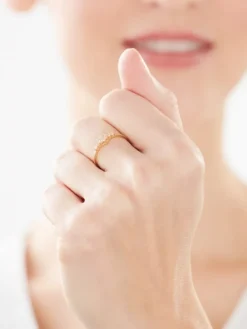 Złoty pierścionek z cyrkoniami