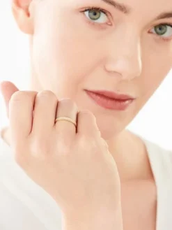 Złoty pierścionek z cyrkoniami