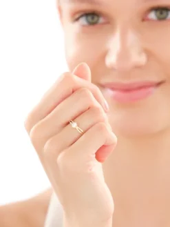 Złoty pierścionek z cyrkonią