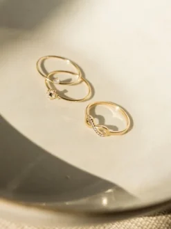 Złoty pierścionek z cyrkonią