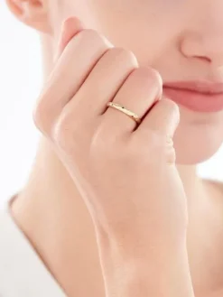 Złoty pierścionek z cyrkoniami