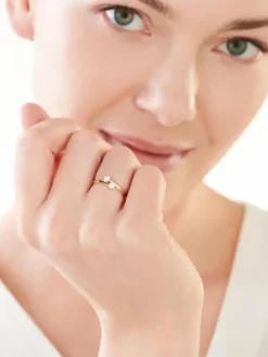 Złoty pierścionek z cyrkoniami