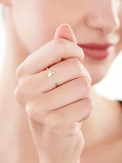 Złoty pierścionek z cyrkoniami