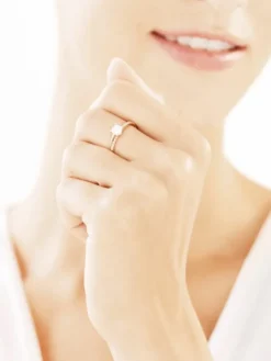 Złoty pierścionek z cyrkoniami