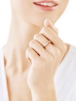 Złoty pierścionek z cyrkoniami