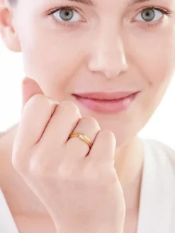 Złoty pierścionek z cyrkonią