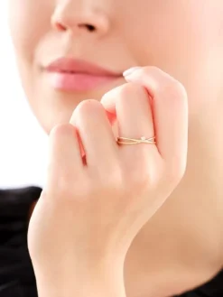 Złoty pierścionek z cyrkonią