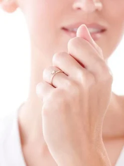 Złoty pierścionek z cyrkonią