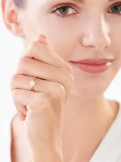 Złoty pierścionek z cyrkoniami