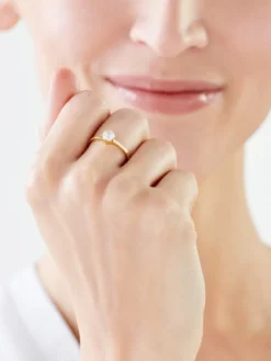 Złoty pierścionek z cyrkonią