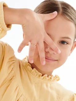 Złoty pierścionek z cyrkoniami