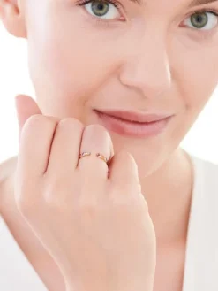 Złoty pierścionek z cyrkoniami