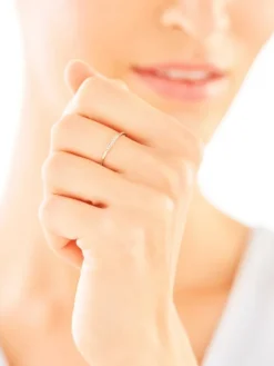 Złoty pierścionek z cyrkoniami