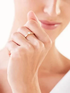 Złoty pierścionek z cyrkoniami