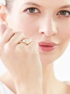 Złoty pierścionek z cyrkonią