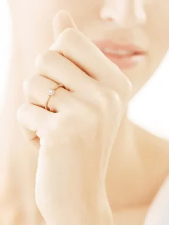 Złoty pierścionek z cyrkoniami