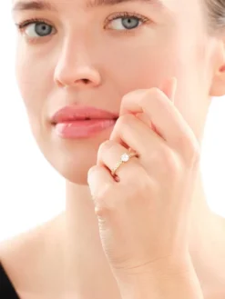 Złoty pierścionek z cyrkoniami