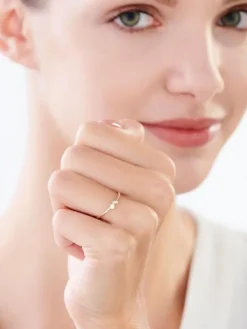 Złoty pierścionek z cyrkoniami