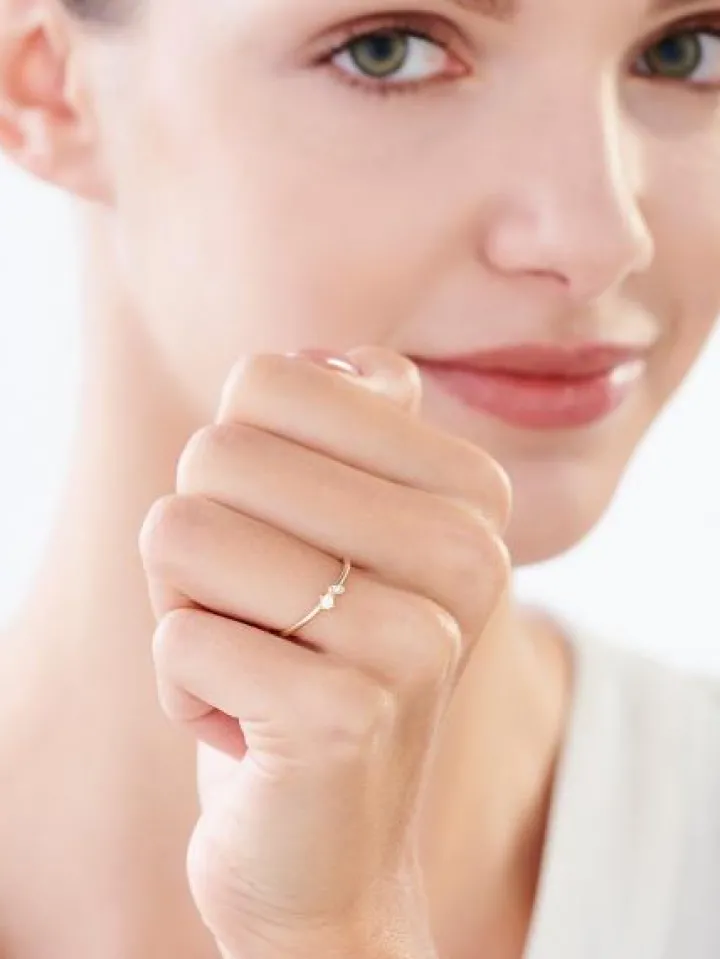 Złoty pierścionek z cyrkoniami