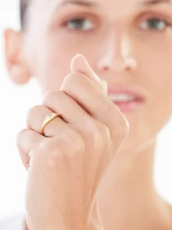 Złoty pierścionek z cyrkoniami