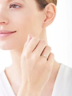 Złoty pierścionek z cyrkoniami