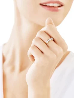 Złoty pierścionek z cyrkoniami