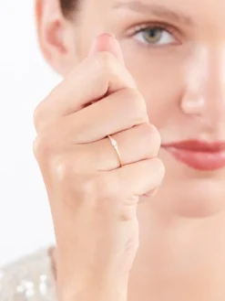 Złoty pierścionek z cyrkoniami