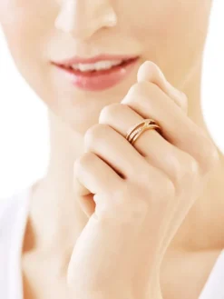 Złoty pierścionek z cyrkoniami