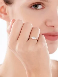 Złoty pierścionek z cyrkoniami