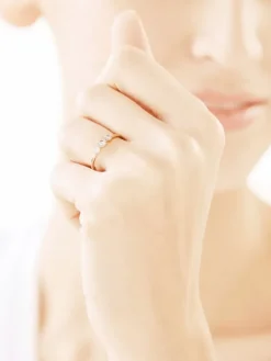 Złoty pierścionek z cyrkoniami