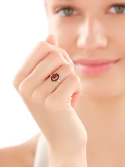 Złoty pierścionek z cyrkoniami