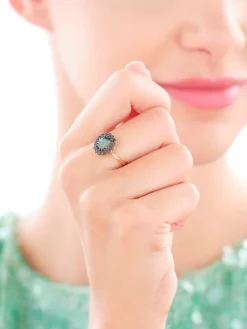 Złoty pierścionek z cyrkoniami