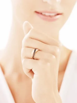 Złoty pierścionek z cyrkoniami