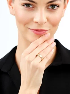 Złoty pierścionek z cyrkoniami