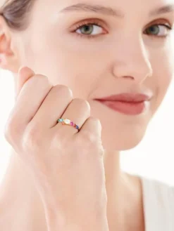 Złoty pierścionek z cyrkoniami