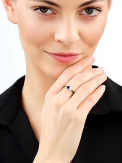 Złoty pierścionek z cyrkoniami