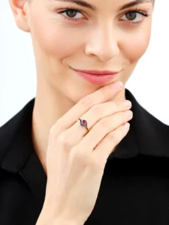 Złoty pierścionek z cyrkoniami