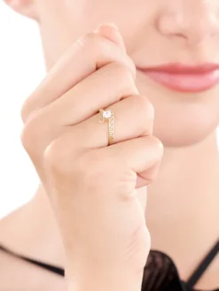 Złoty pierścionek z cyrkonią