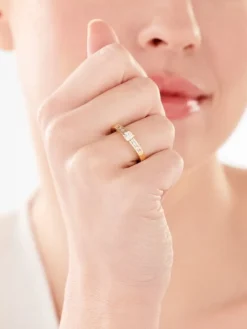 Złoty pierścionek z cyrkoniami